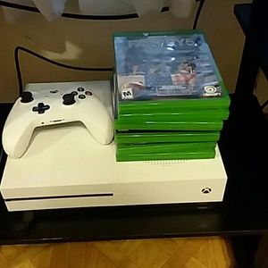 Xbox one s.     $200  games included